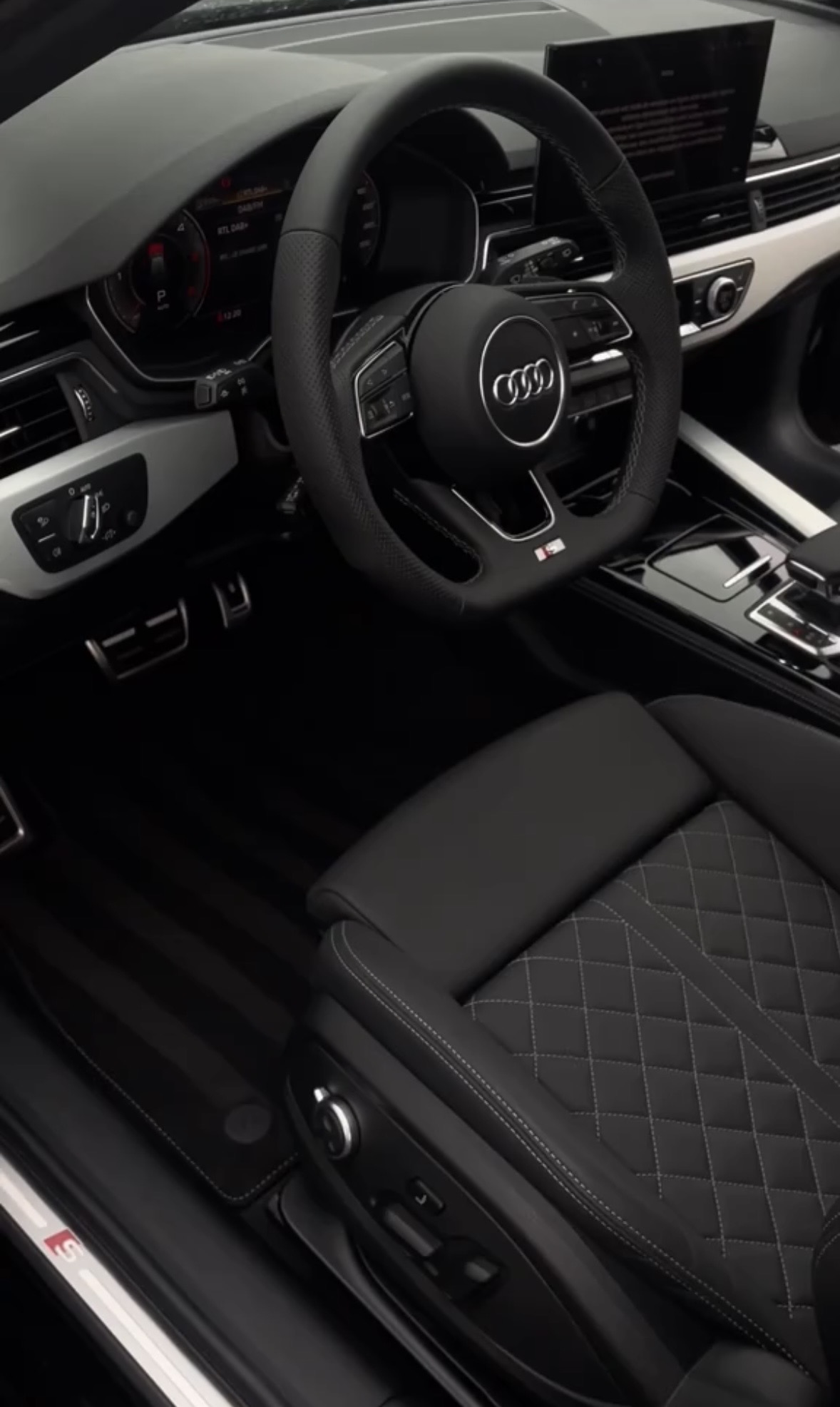 Nachher: gereinigter Fußraum im Auto