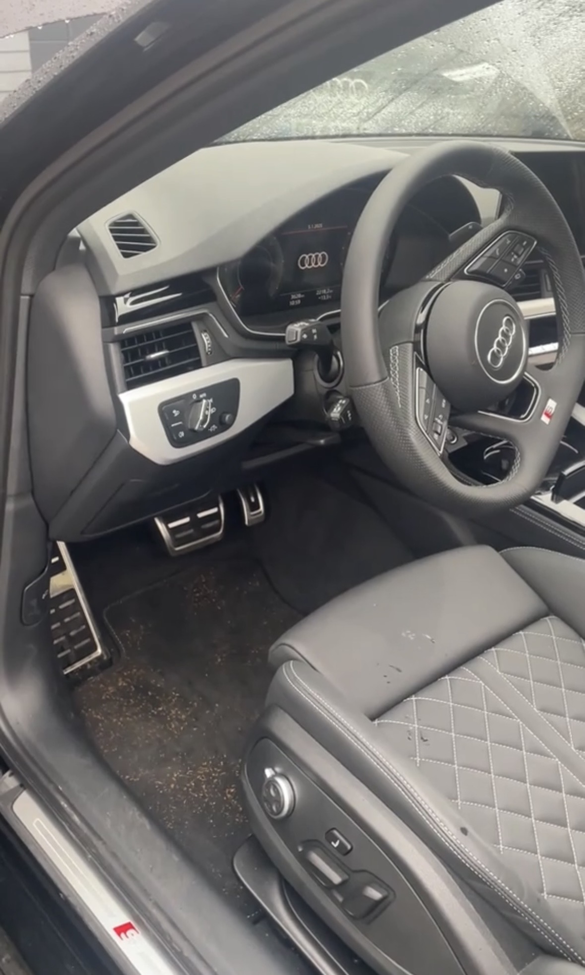 Vorher: verschmutzter Fußraum im Auto